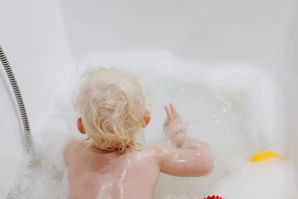 Laps vannis vahu ja seebimullide keskel